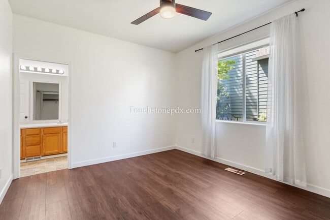 Building Photo - Newly Updated 2 Bed/2 Bath Home in Private...