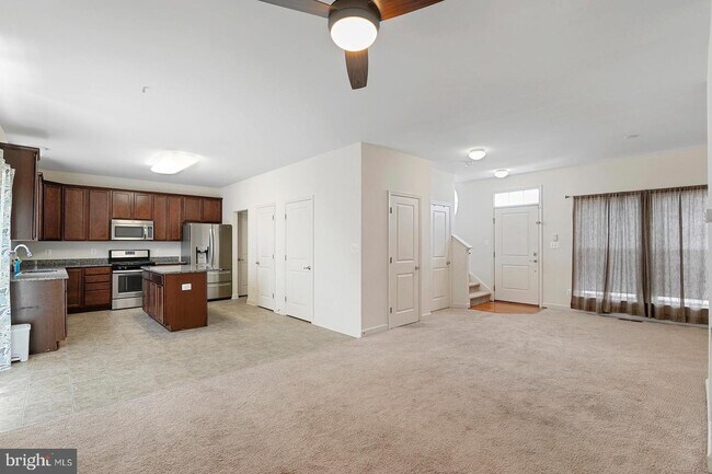 Building Photo - 37 Naomi St