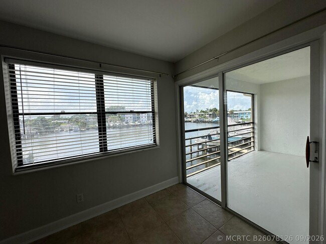 Building Photo - 309 Lake Cir