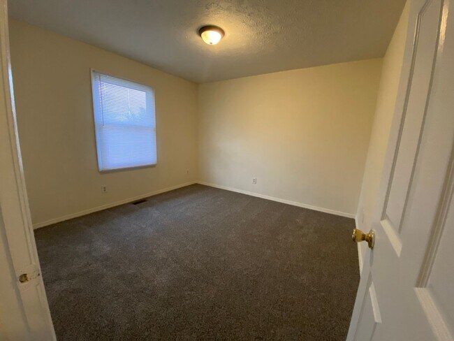 Building Photo - 3 Bedroom House Near the Clear Creek Trail