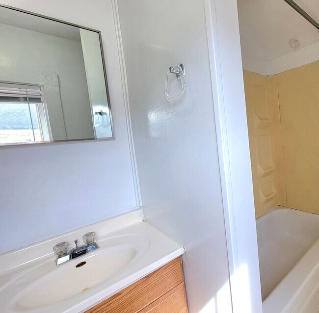 Building Photo - 633-633 1/2 Spring Street