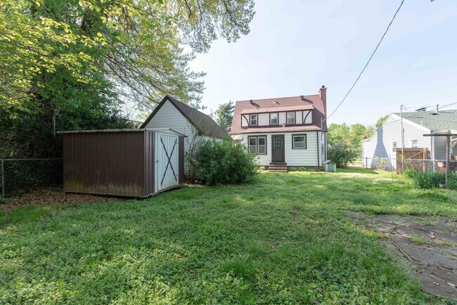 Building Photo - 509 E Bennett St