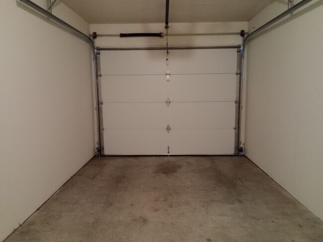 Building Photo - 210-210 Nikki Way