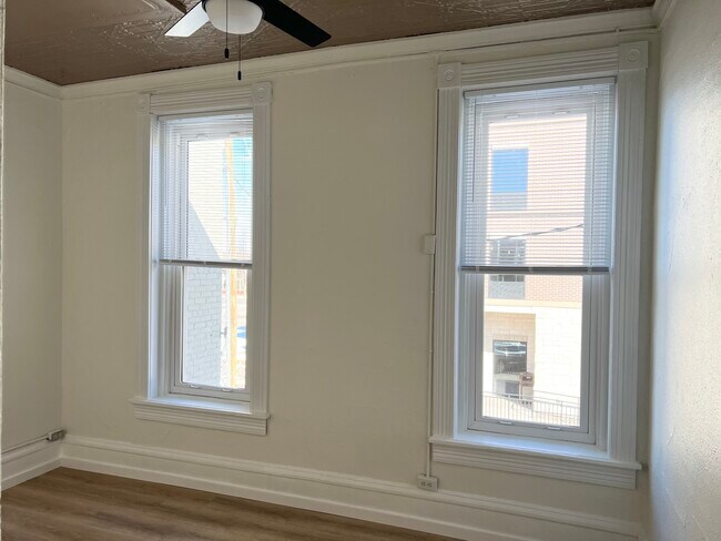 Building Photo - 113 Main St E