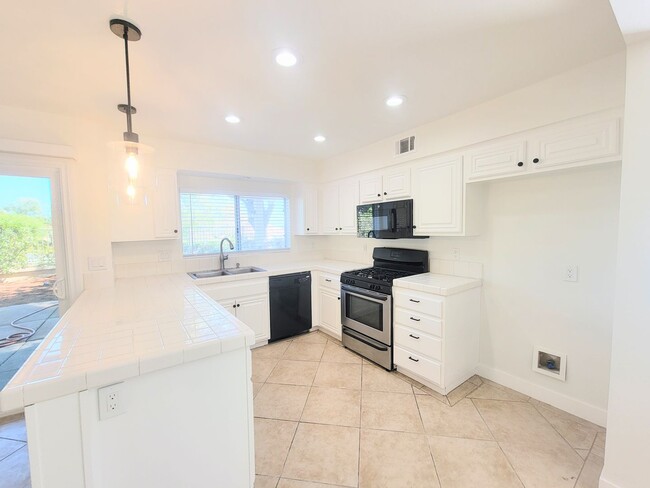 Building Photo - Gorgeous Paloma Del Sol Home