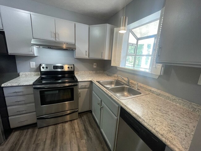 Building Photo - Forest Townhome