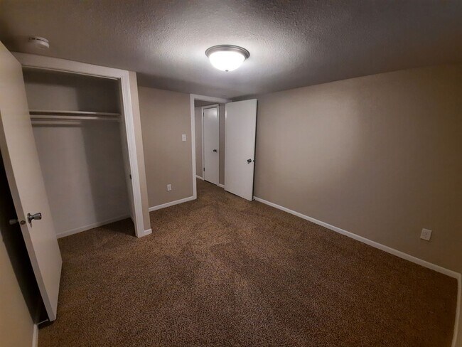 Building Photo - 3 Bedroom, 1 Bathroom Home!