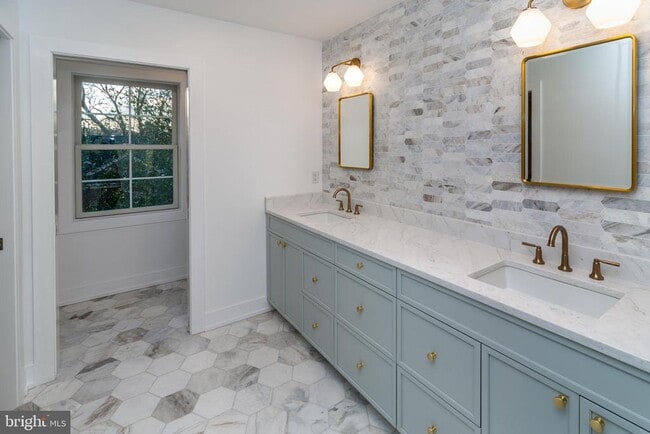 Building Photo - 17 Wilson St