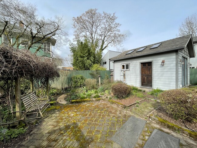 Building Photo - Charming Sellwood Bungalow with Nice Shed, Washer/Dryer, Fenced Yard