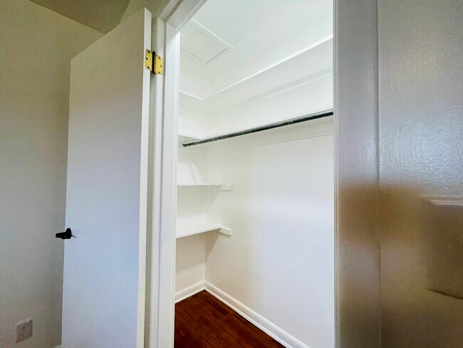 Building Photo - 908 S Crutcher Ave