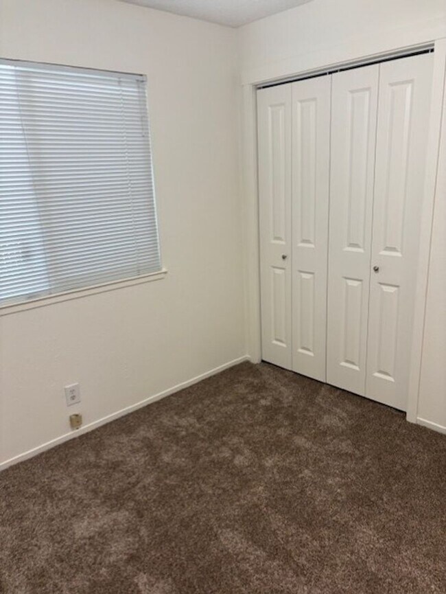 Building Photo - 1412 N Cherry St