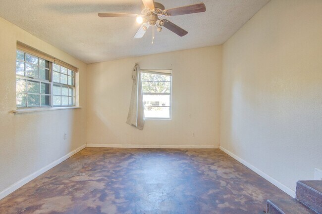 Building Photo - Pensacola 3BR Home with Bonus Den, Hardwood Floors & Fenced Backyard-Coming Available 8/17.