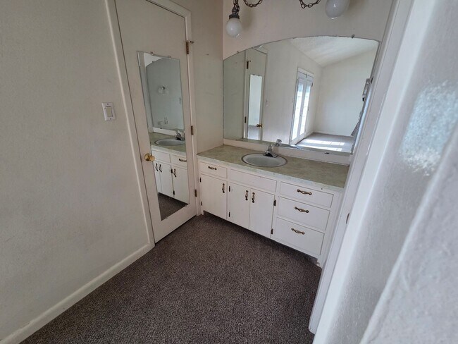 Building Photo - Adorable 3 Bed/2 Bath Paseo Village Townhome