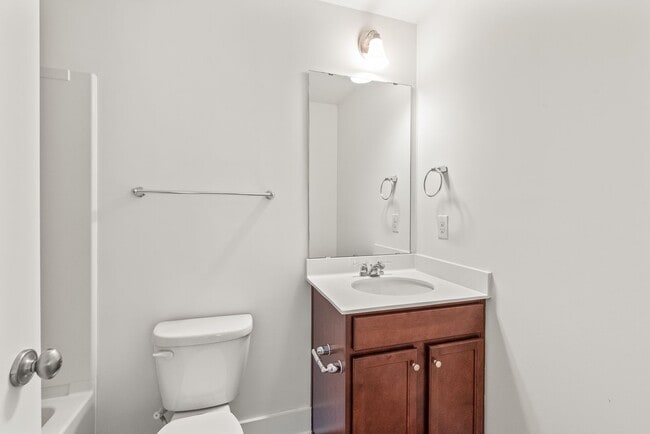 Building Photo - 2 Bedroom Townhome in Brightwalk!