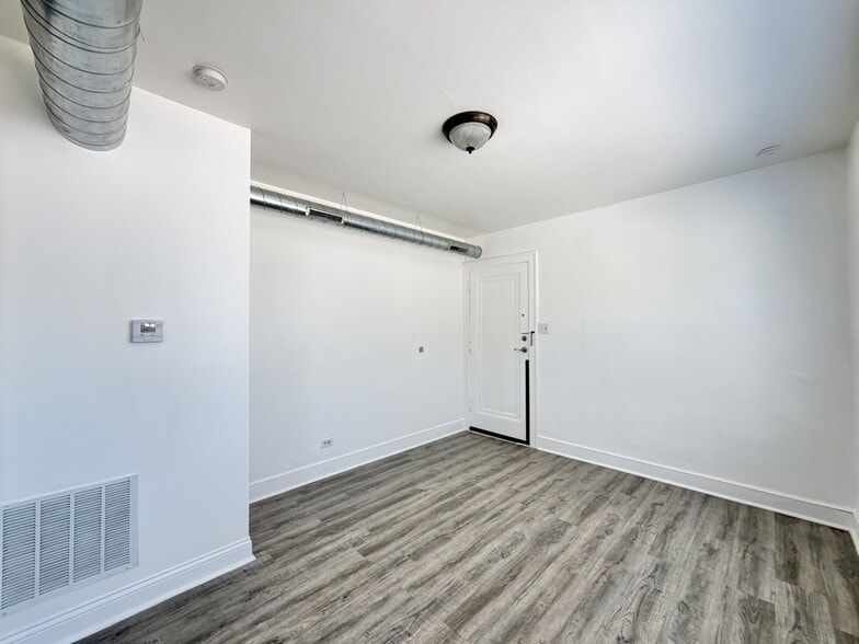 Building Photo - 1605 N McVicker Ave