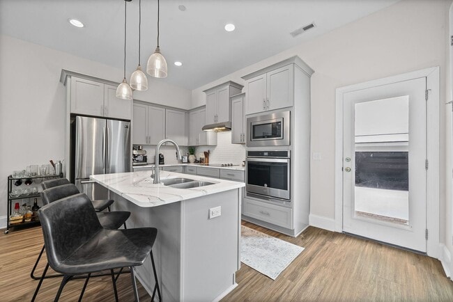 Building Photo - Modern Living in the Heart of Pleasant View Village!