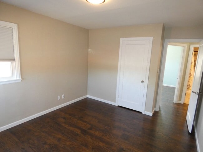 Building Photo - Centrally Charming