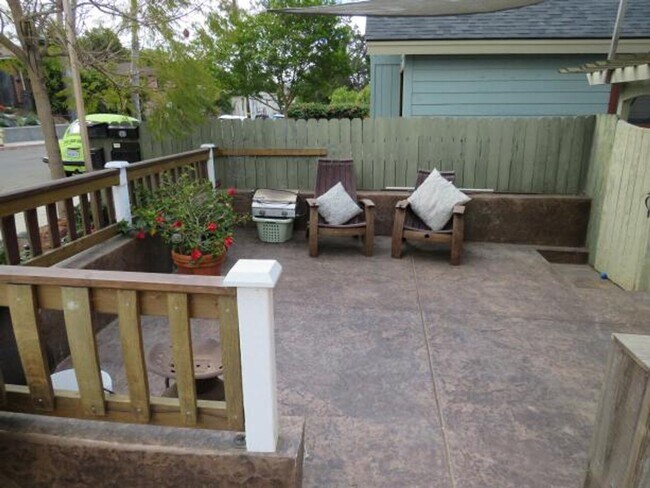 Building Photo - 2043-2045 Swazey St