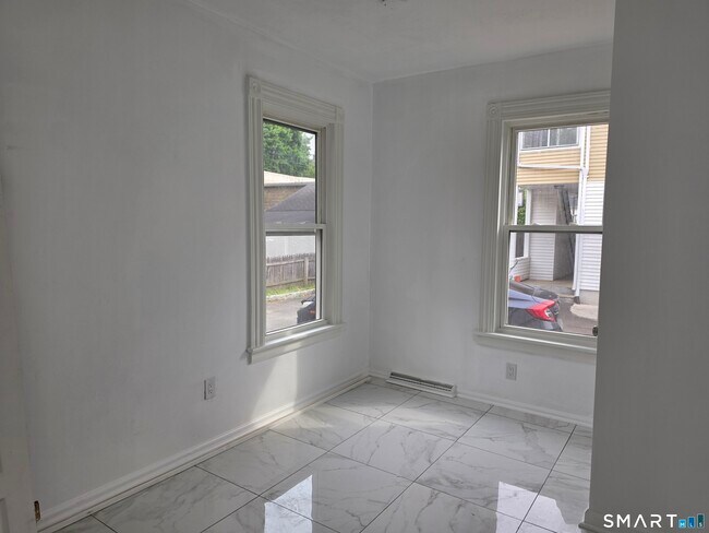 Building Photo - 25 Elm St