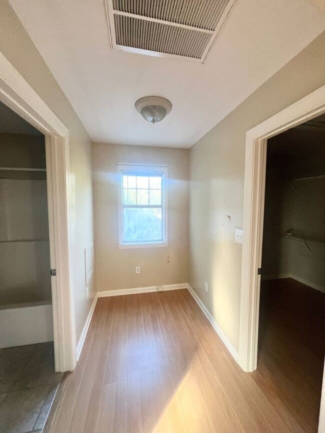 Building Photo - HWY 421 Studio 15 mintues out of Wilmingto...