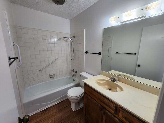 Building Photo - Charming 2 bedroom Duplex in Burleson