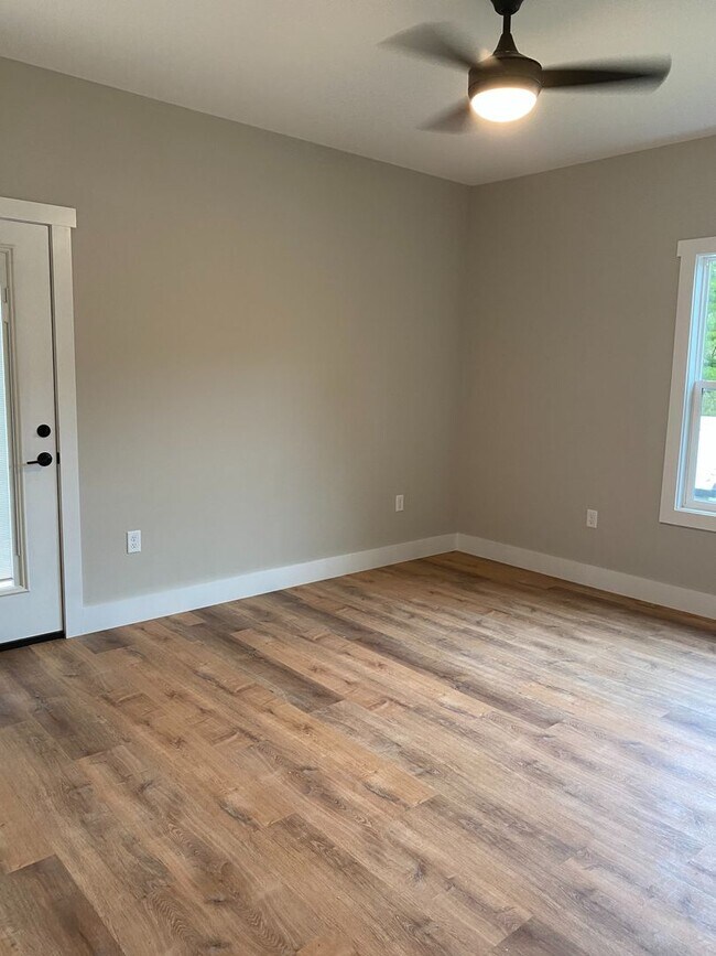 Building Photo - Like-new Asheville Home! Available NOW!