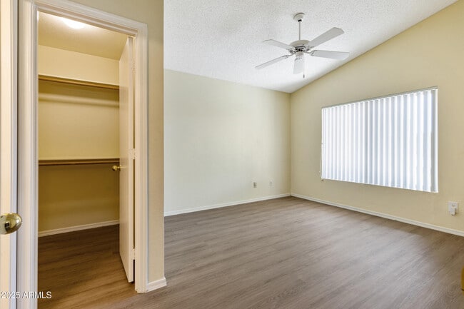 Building Photo - 1120 N Val Vista Dr