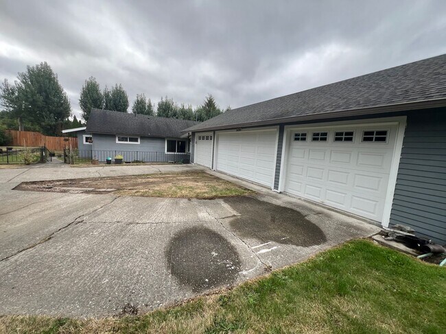 Building Photo - Tracyton 3 Bedroom w/ Tons of Parking & Huge Lot! Avail. 4/15