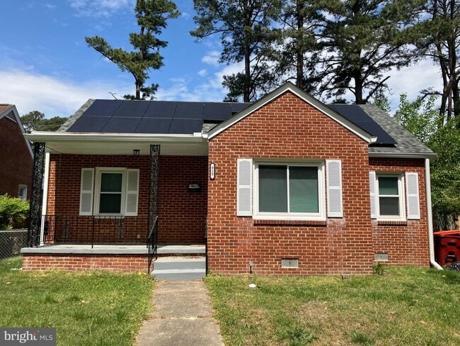 Building Photo - 915 Hampton Rd