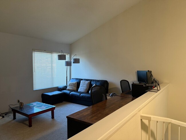 Building Photo - 2 bed, 2 1/2 bath townhome in fantastic lo...