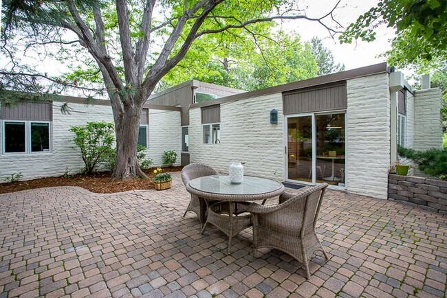Building Photo - 4 Bed 3.5 Bath Carolyn Heights Home W/Stunning Finishes & Ideal Outdoor Space!  Option for Early ...
