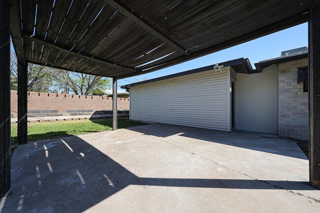 Building Photo - 2816 N 33rd Pl