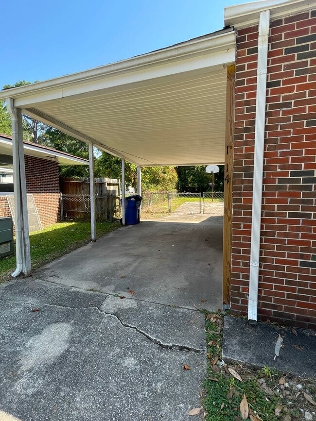 Building Photo - 1214 Elizabeth Rd W
