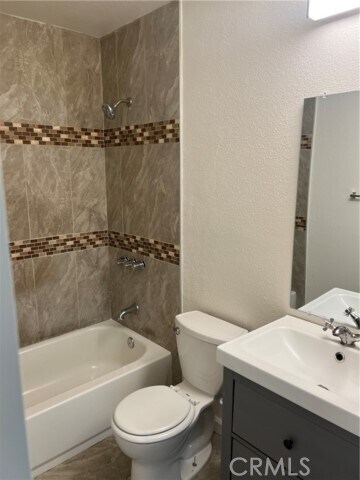 Building Photo - 454 E Ave Q3