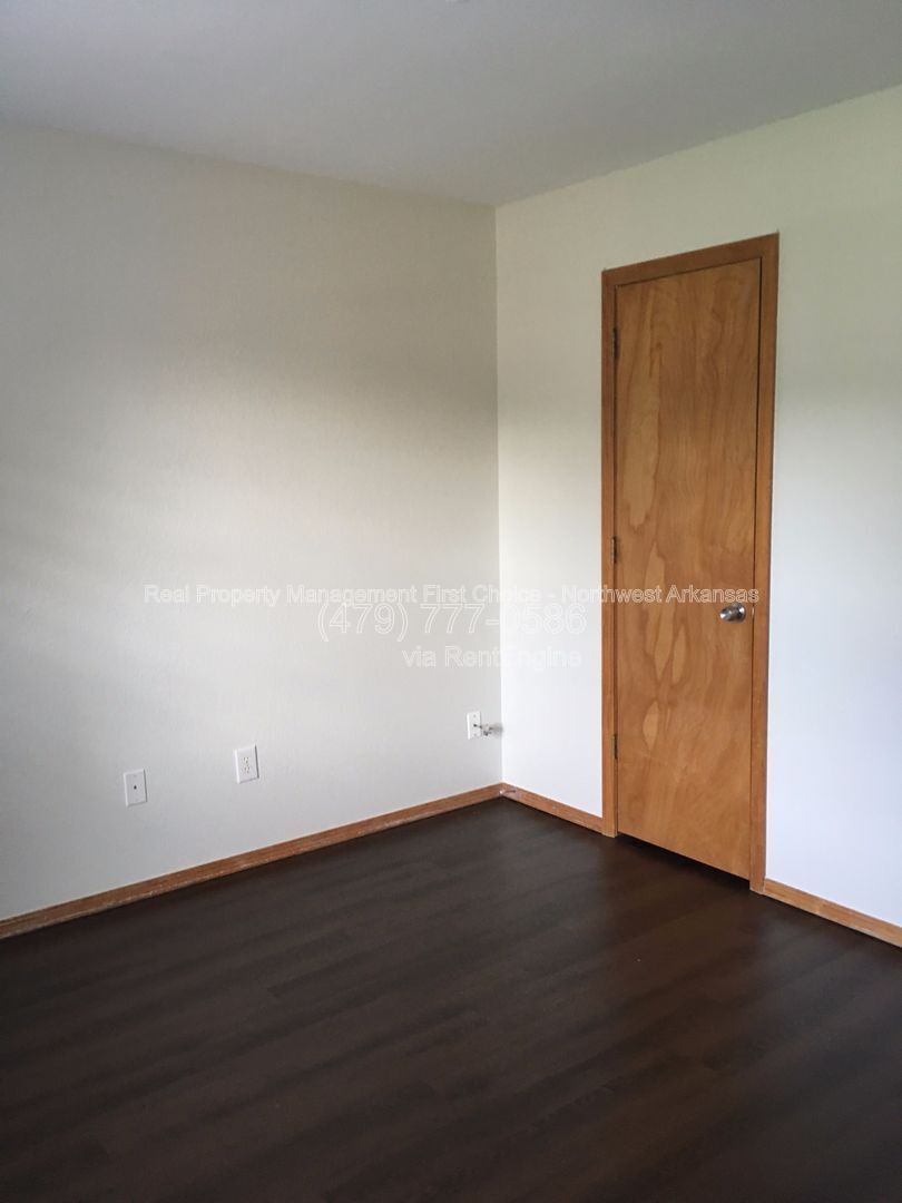 Building Photo - 4433 W Cheyenne Dr