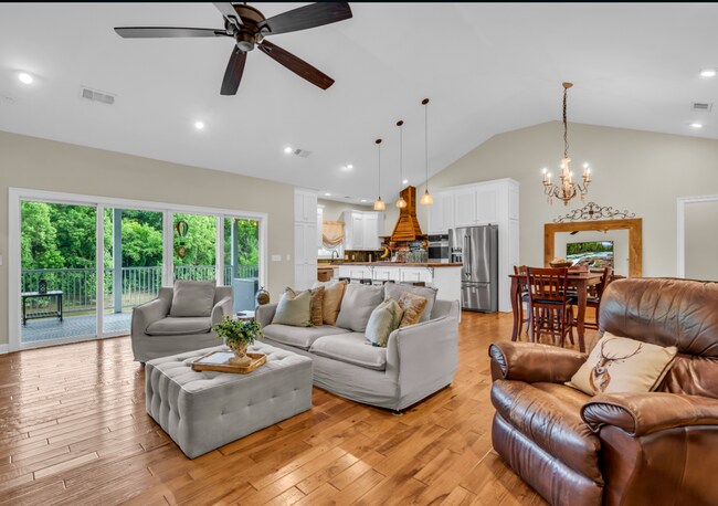 Building Photo - Beautiful 4-bedroom, 2.5-bath riverfront home