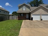 Building Photo - 3 bedroom, 2.5 bathroom duplex located clo...