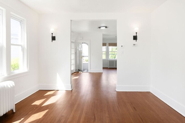 Building Photo - Renovated Home!