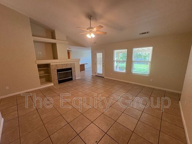 Building Photo - 3645 E Vista Dr