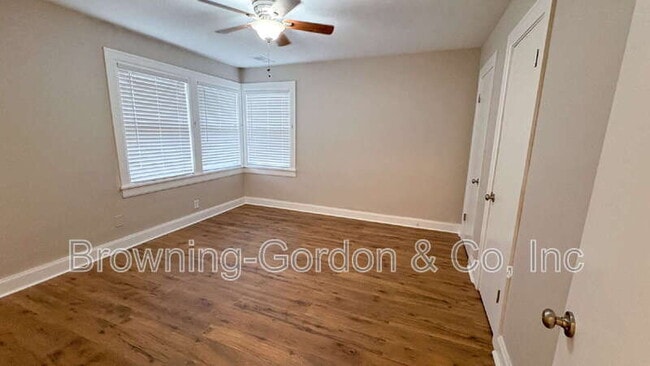 Building Photo - 328 E Thompson Ln