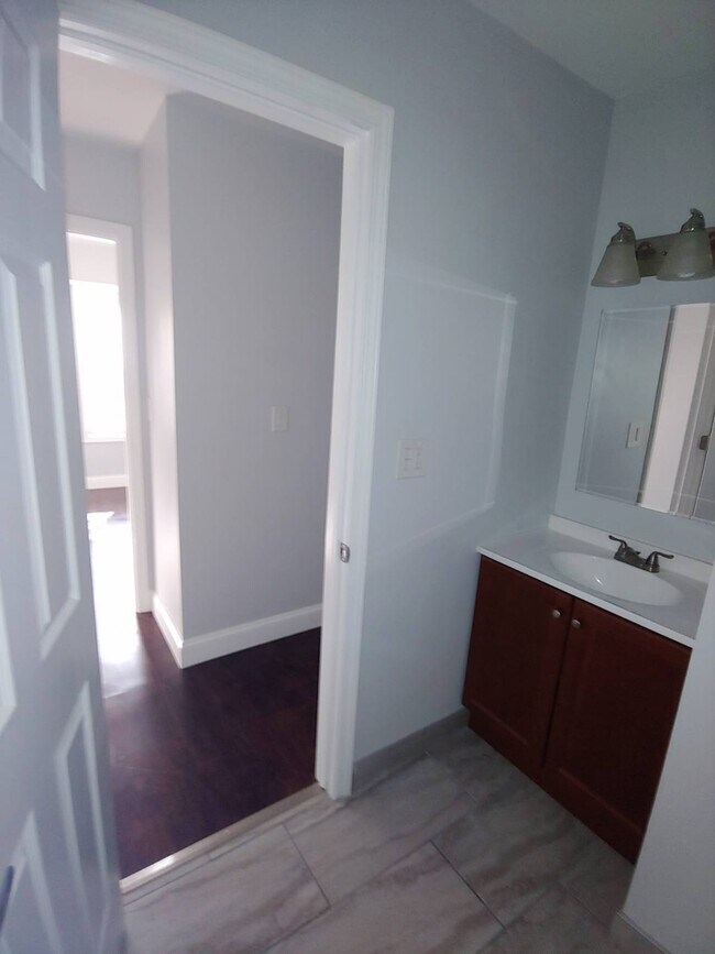 Building Photo - 2212 Country Club Dr
