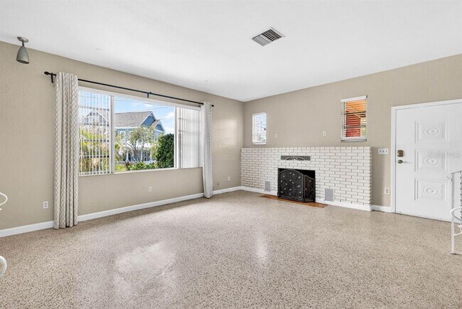 Building Photo - 1310 W Woodlawn Ave