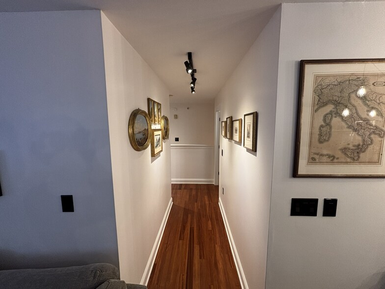 Building Photo - 1550 N Warren Ave