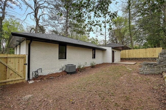 Building Photo - 1984 Rosewood Rd
