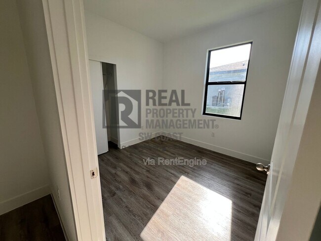 Building Photo - 1263 Hillcrest St E