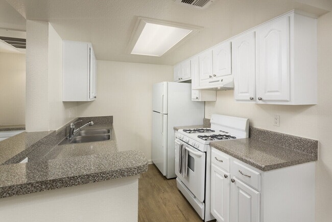 Building Photo - Charming 1-Bedroom Retreat in Calabasas – ...