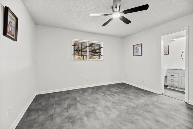 Building Photo - 10027 Valley Sun Dr