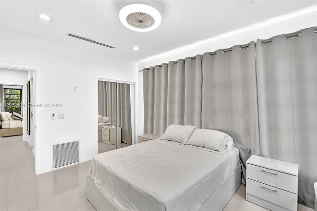 Building Photo - 1002 10th St