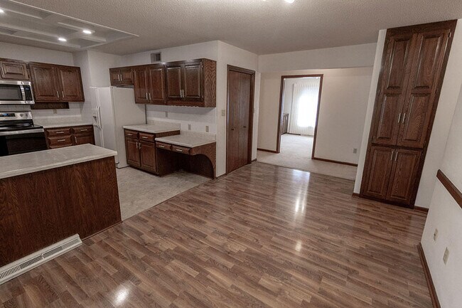 Building Photo - 401 Cedar Ln