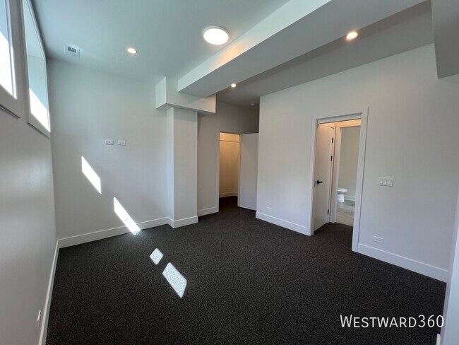 Building Photo - 2042 W Washington Blvd